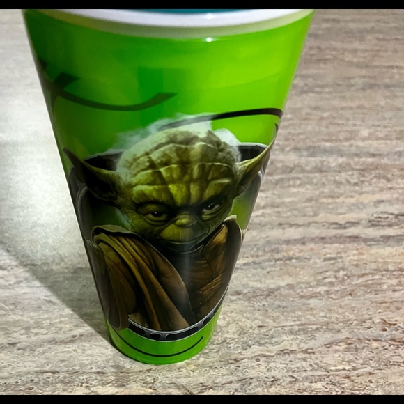 Star Wars 2-in-1 snackeez Yoda cup/snack bowl and straw - Picture 10 of 16